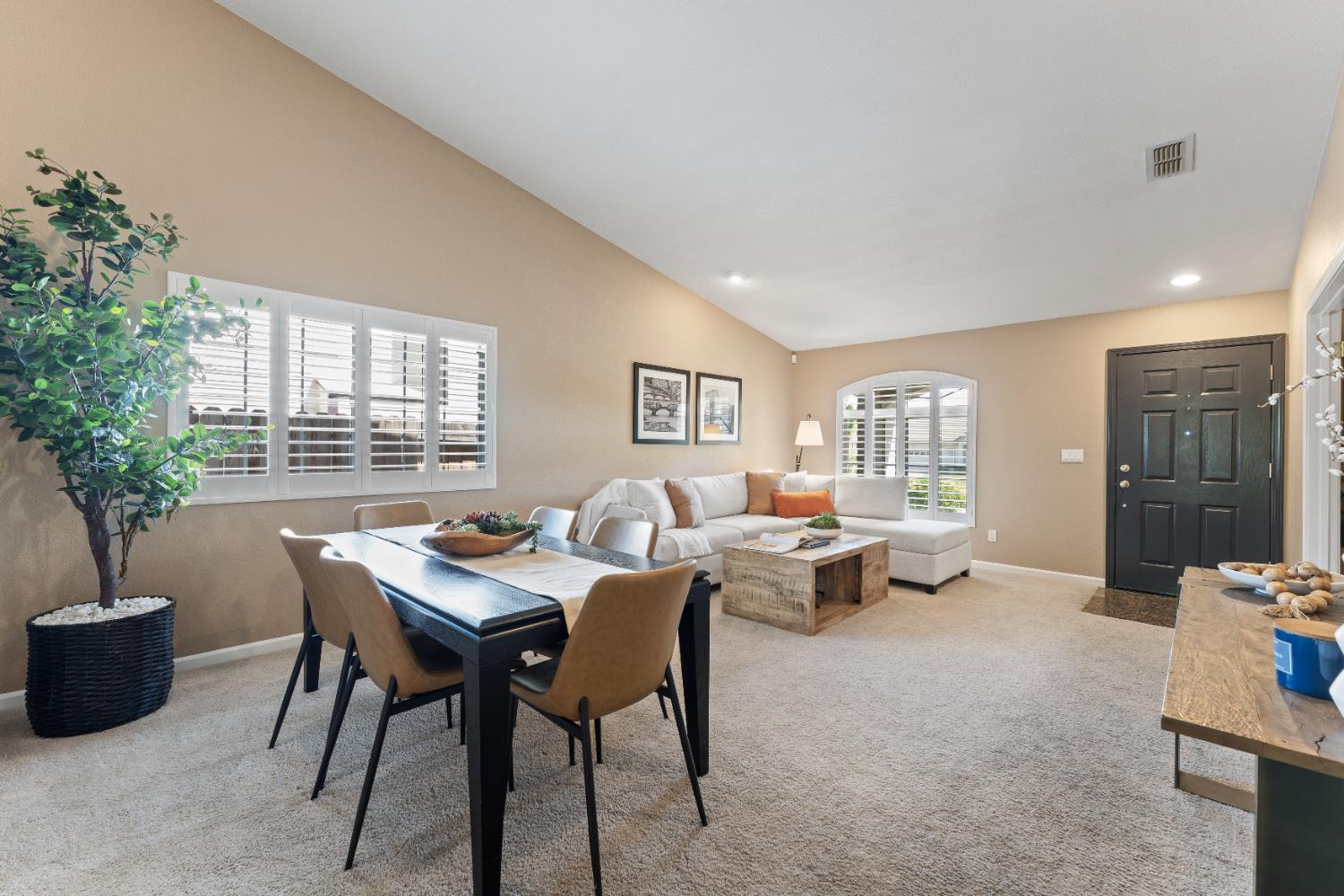 Detail Gallery Image 5 of 44 For 1014 Thompson Cir, Folsom,  CA 95630 - 4 Beds | 2 Baths