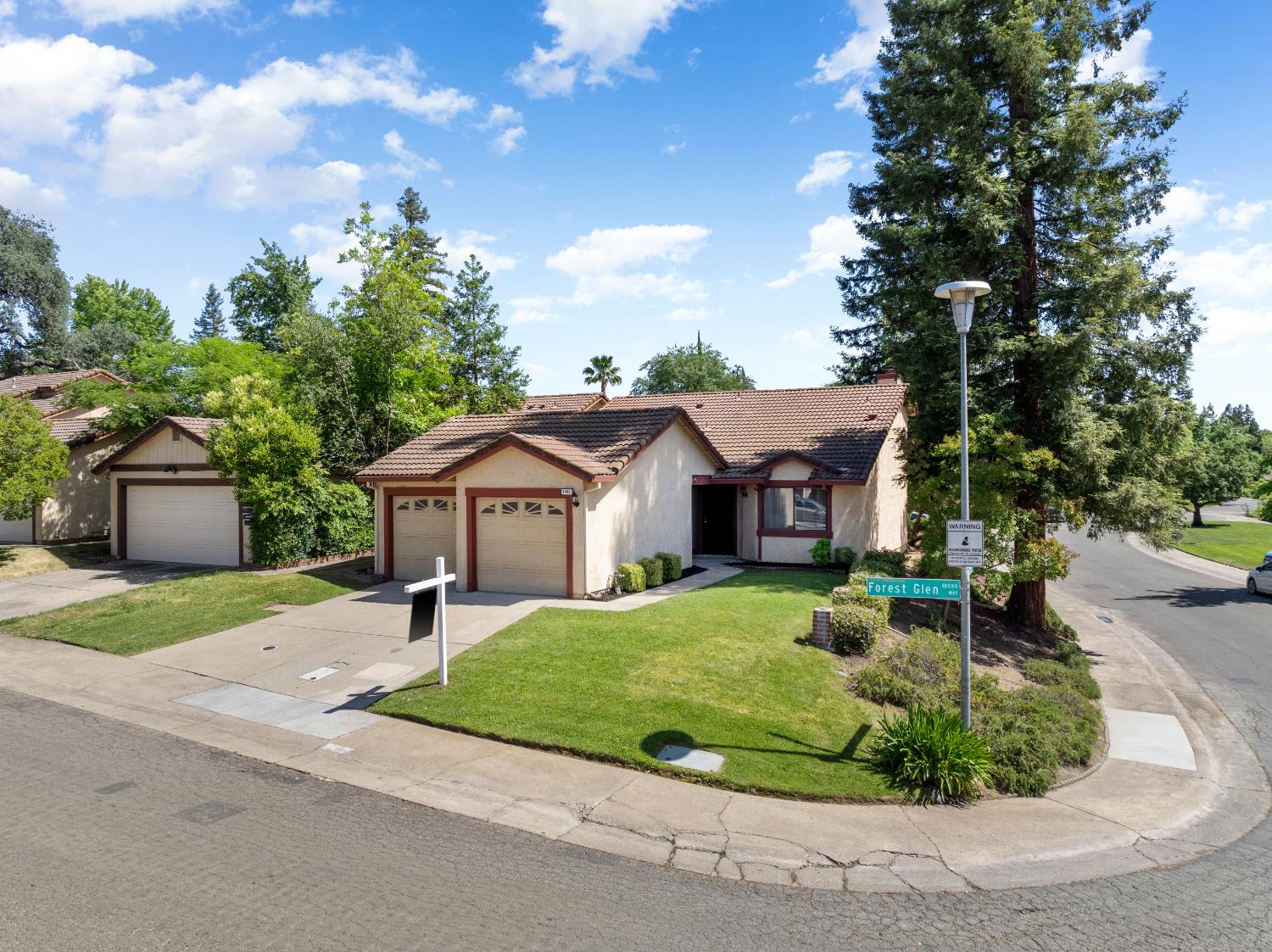 Detail Gallery Image 1 of 31 For 8082 Forest Glen Way, Citrus Heights,  CA 95610 - 3 Beds | 2 Baths