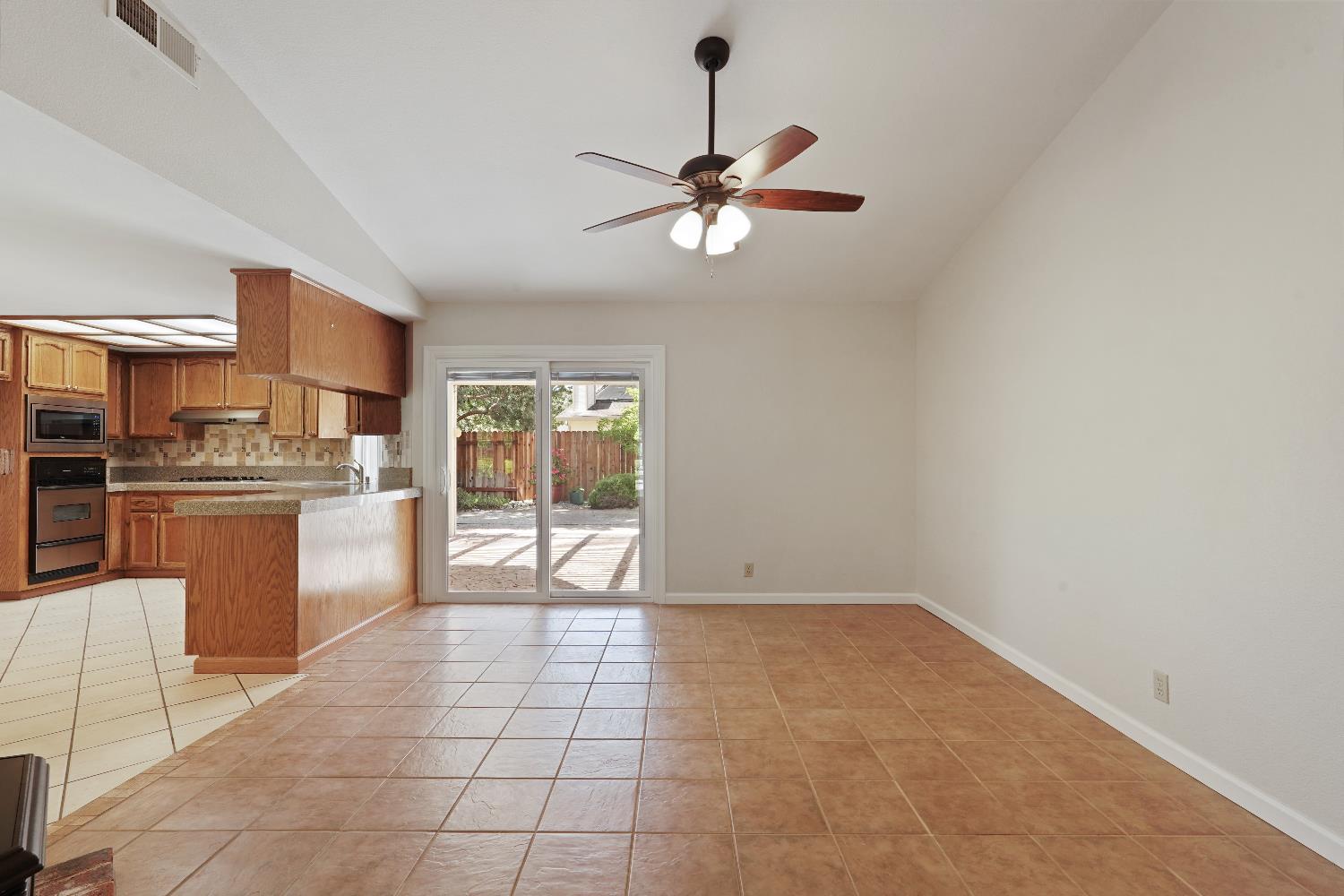 Detail Gallery Image 18 of 61 For 6001 Laguna Villa Way, Elk Grove,  CA 95758 - 3 Beds | 2 Baths
