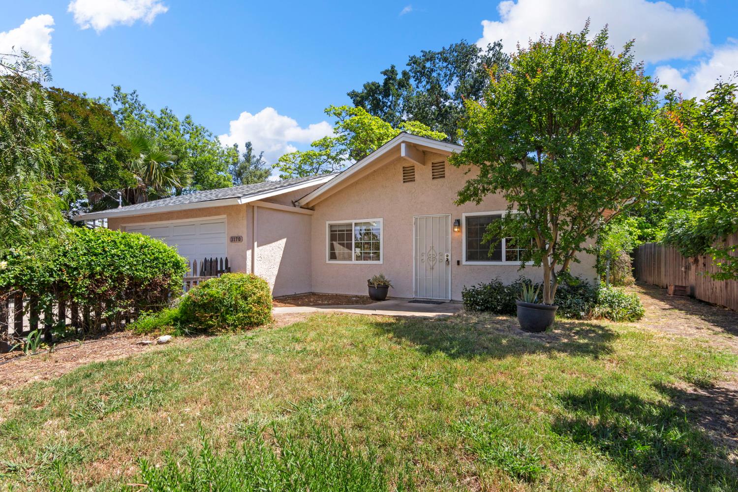 Detail Gallery Image 2 of 34 For 3170 Callecita St, Sacramento,  CA 95815 - 3 Beds | 2 Baths