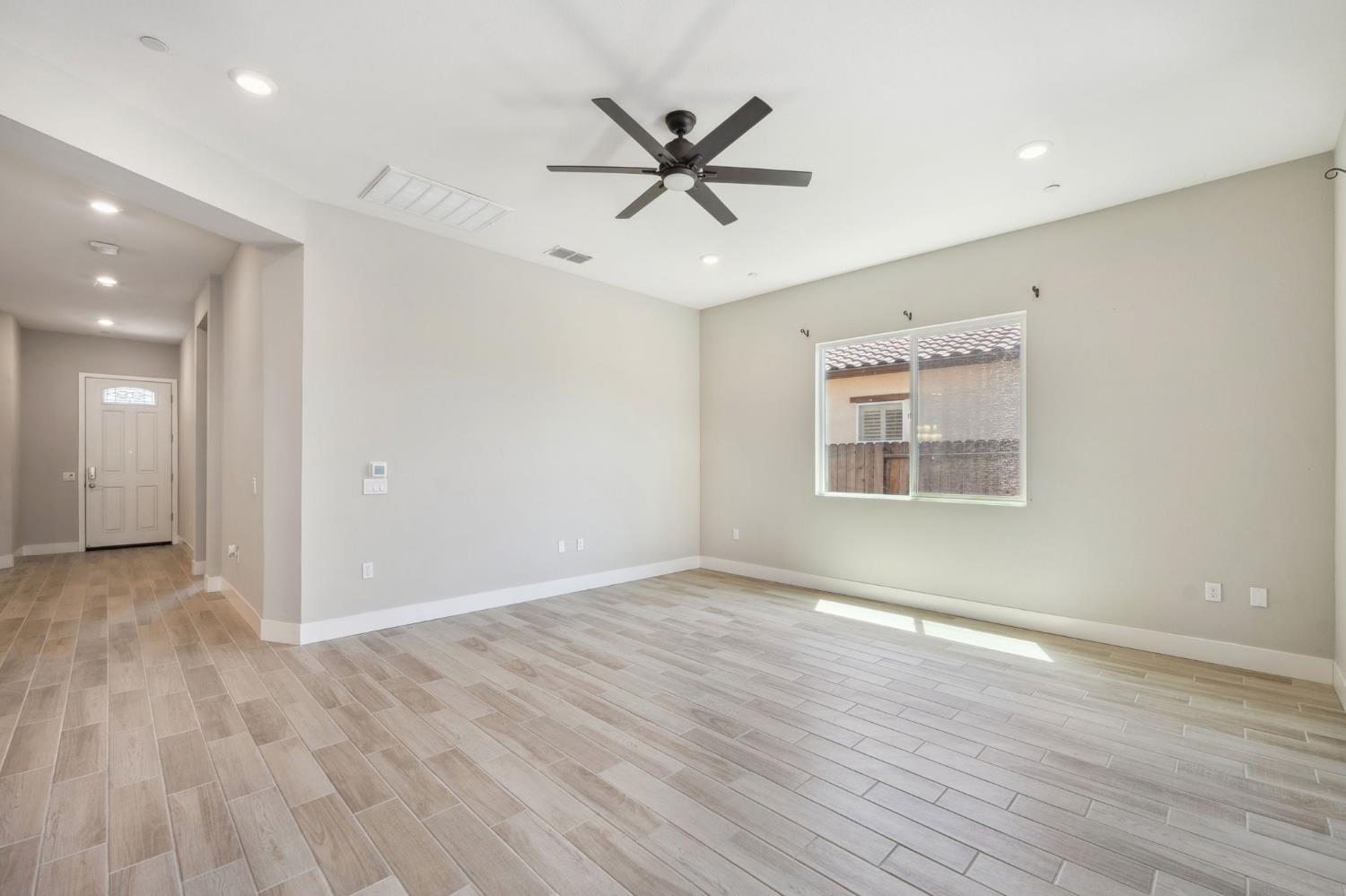 Detail Gallery Image 4 of 22 For 4456 Danube River Ln, Sacramento,  CA 95834 - 2 Beds | 2 Baths