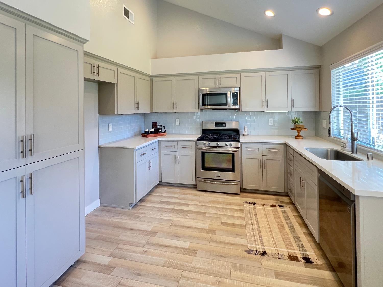 Detail Gallery Image 14 of 48 For 3842 Hunters Glen Pl, Antelope,  CA 95843 - 4 Beds | 3 Baths