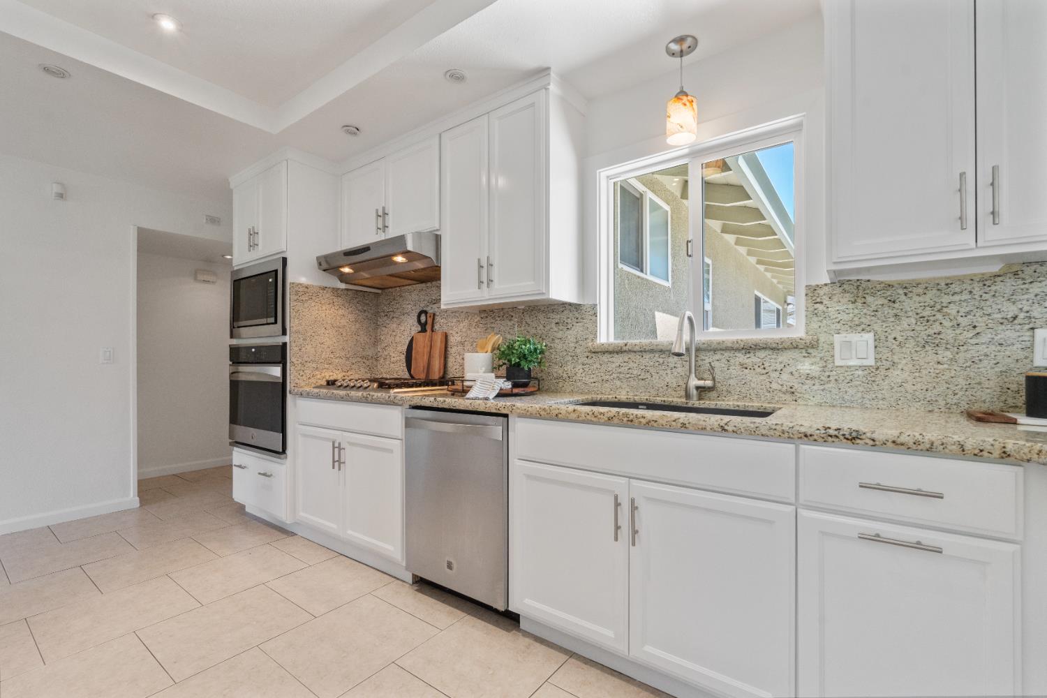 Detail Gallery Image 9 of 27 For 1387 Higton Street, Manteca,  CA 95336 - 3 Beds | 2 Baths