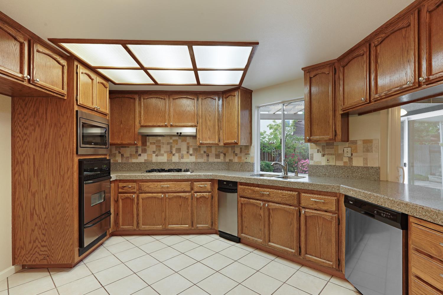 Detail Gallery Image 14 of 61 For 6001 Laguna Villa Way, Elk Grove,  CA 95758 - 3 Beds | 2 Baths
