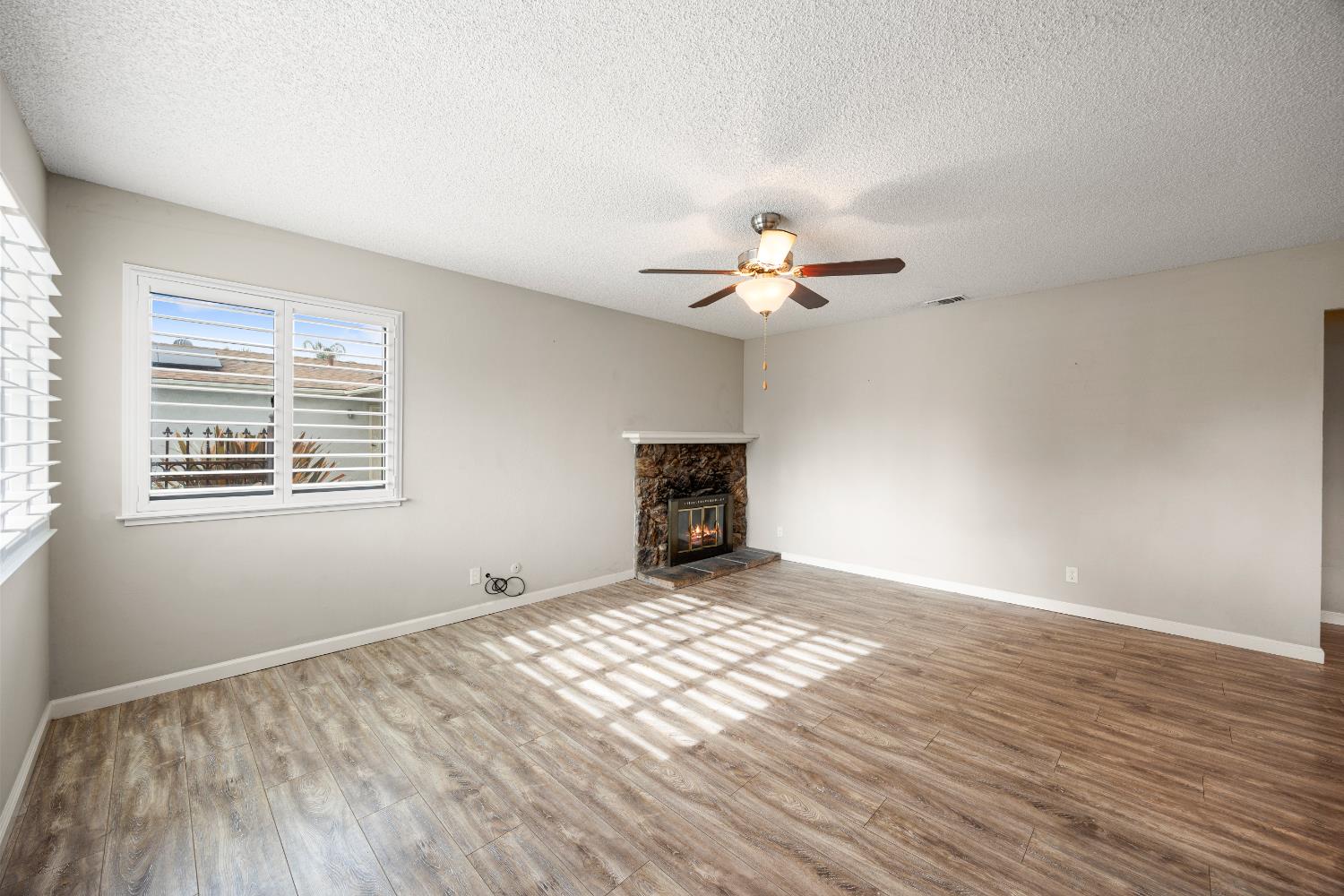 Detail Gallery Image 3 of 22 For 7893 Pedrick St, Sacramento,  CA 95823 - 3 Beds | 1 Baths