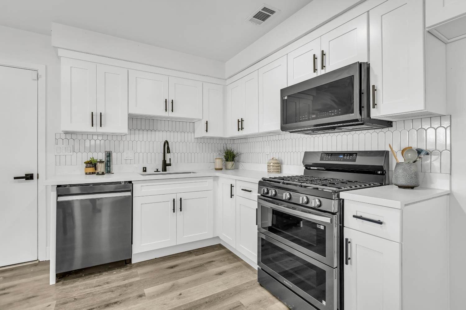 Detail Gallery Image 11 of 42 For 7682 Detroit Blvd, Sacramento,  CA 95832 - 4 Beds | 2 Baths