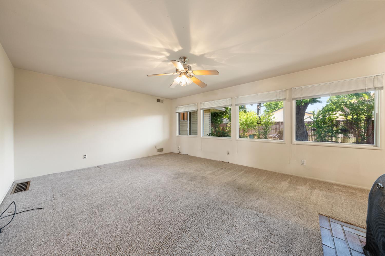 Detail Gallery Image 4 of 32 For 1812 Vesta Way, Sacramento,  CA 95864 - 3 Beds | 2 Baths