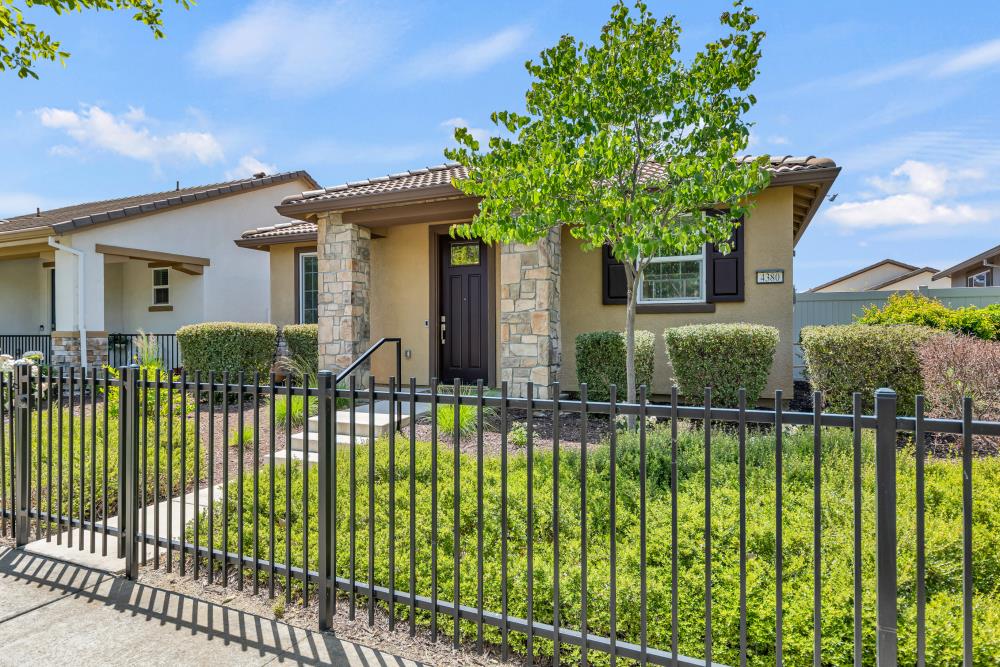Detail Gallery Image 4 of 37 For 4380 Hovnanian Dr, Sacramento,  CA 95834 - 2 Beds | 2 Baths