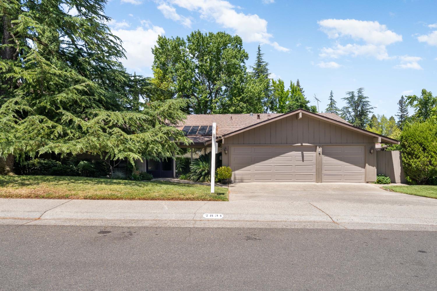 Detail Gallery Image 4 of 52 For 7831 Juarez Way, Fair Oaks,  CA 95628 - 3 Beds | 2/1 Baths