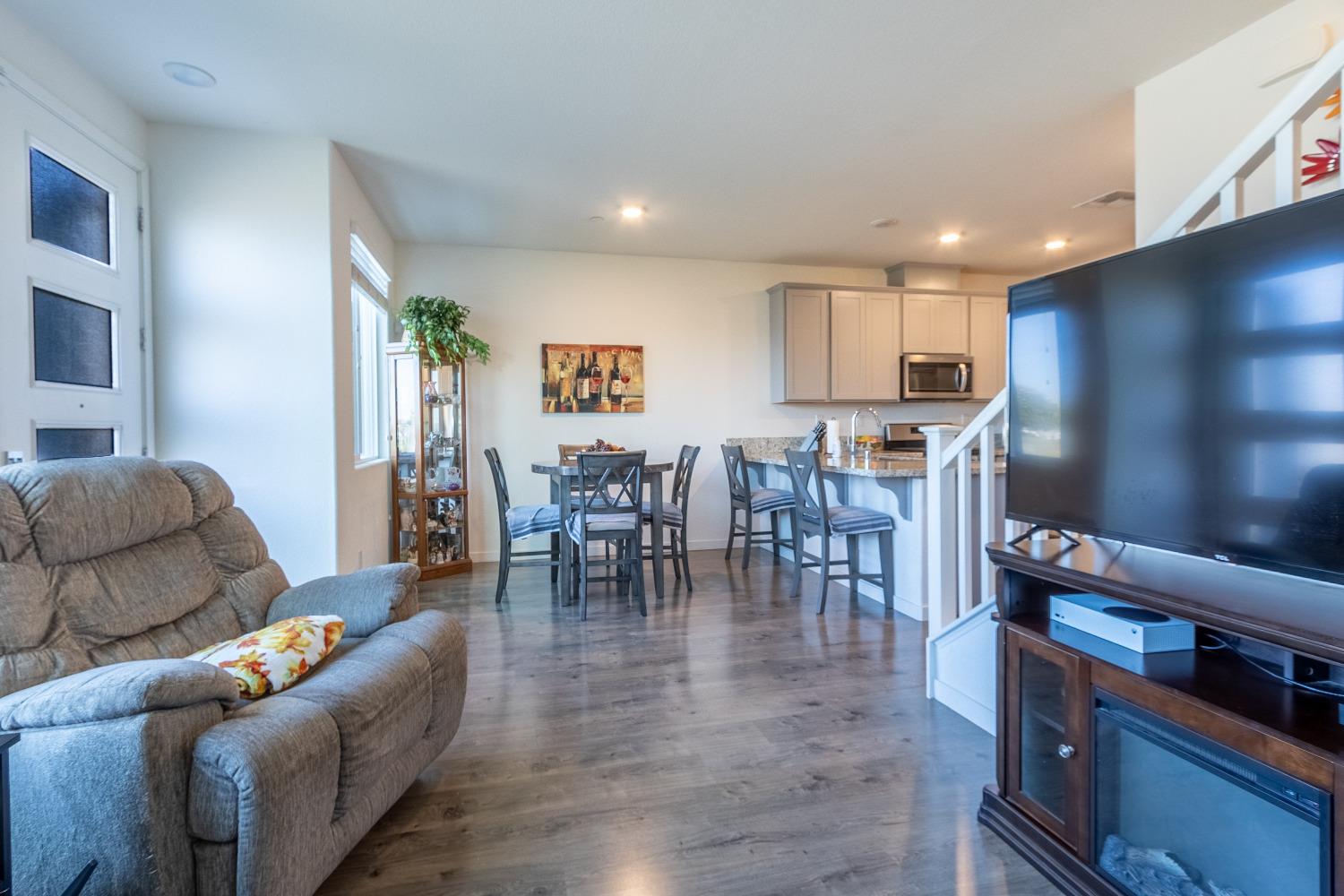 Detail Gallery Image 7 of 34 For 3862 Commerce Way, Sacramento,  CA 95834 - 3 Beds | 2/1 Baths