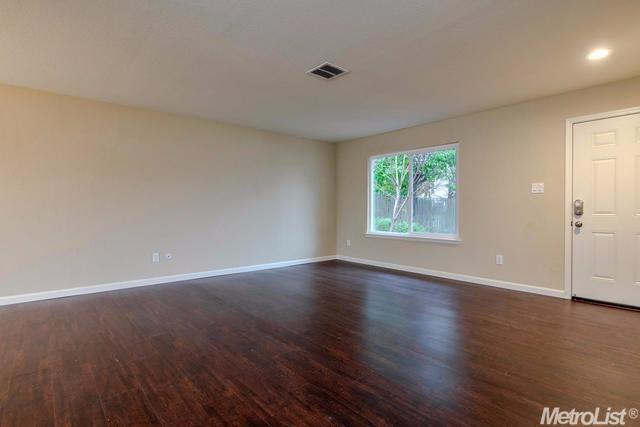 Detail Gallery Image 4 of 13 For 7522 Bowen Cir, Sacramento,  CA 95822 - 3 Beds | 2 Baths