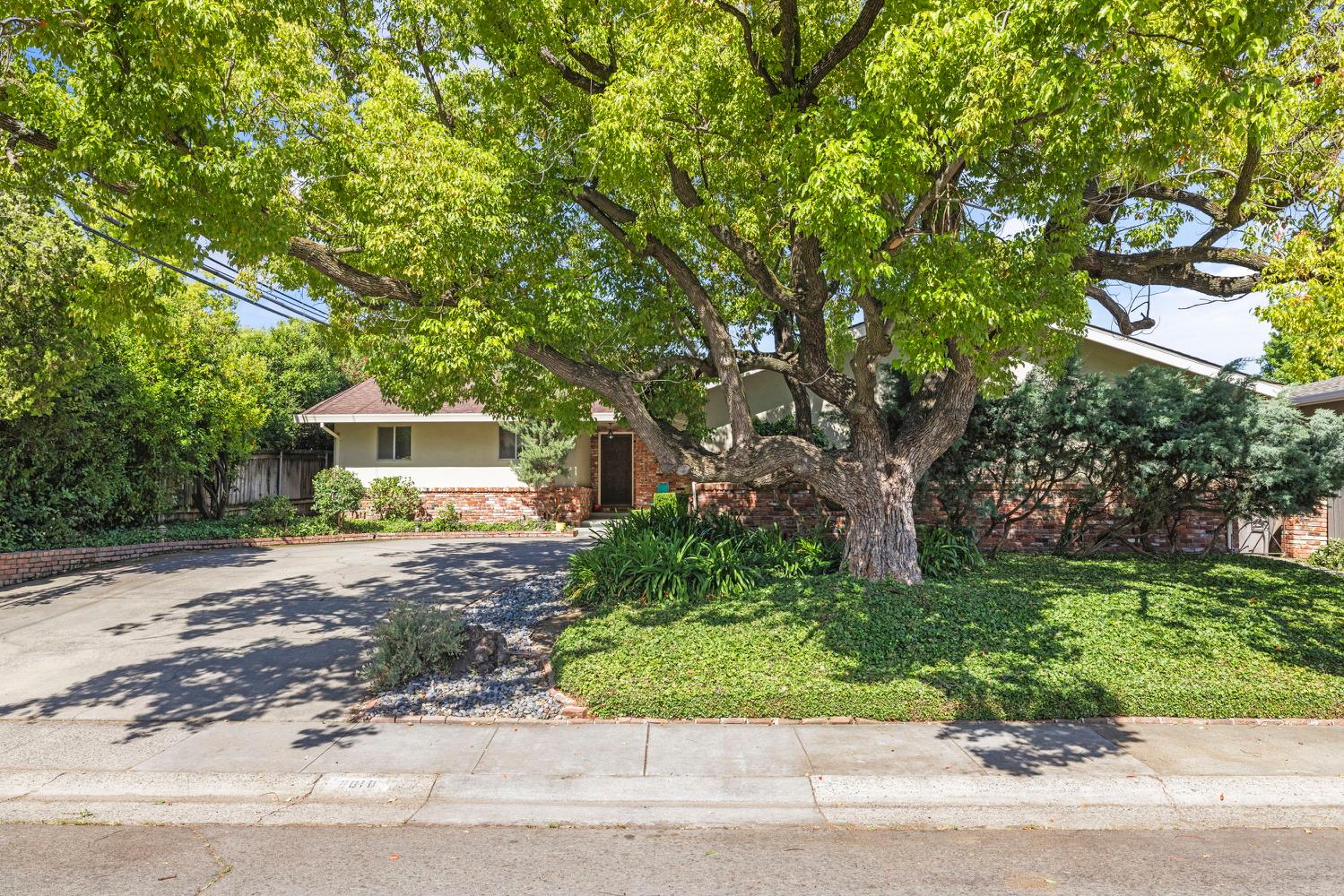 Detail Gallery Image 4 of 34 For 6010 Holstein Way, Sacramento,  CA 95822 - 3 Beds | 2/1 Baths
