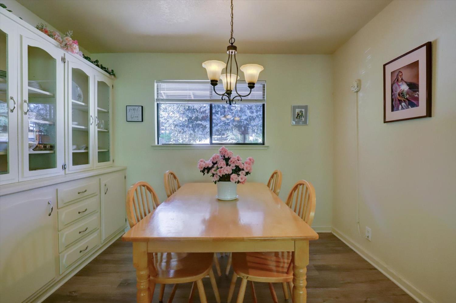 Detail Gallery Image 5 of 33 For 360 Rhode Island St, Grass Valley,  CA 95945 - 3 Beds | 2 Baths