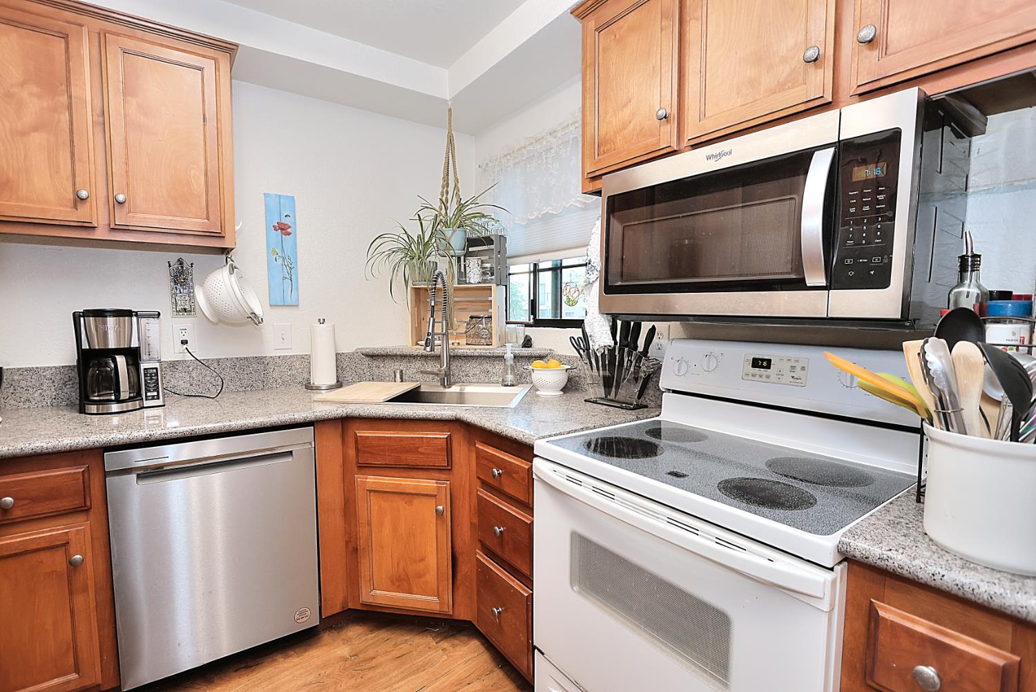 Detail Gallery Image 14 of 36 For 7437 Auburn Oaks Ct #E,  Citrus Heights,  CA 95621 - 2 Beds | 1 Baths