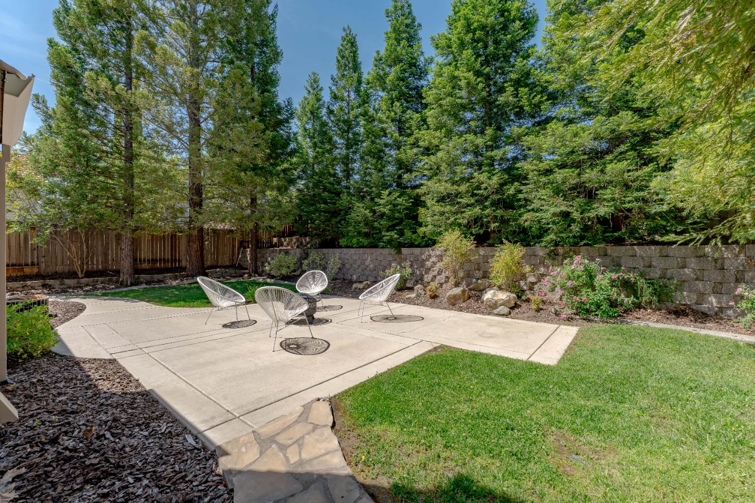 Detail Gallery Image 33 of 44 For 1014 Thompson Cir, Folsom,  CA 95630 - 4 Beds | 2 Baths