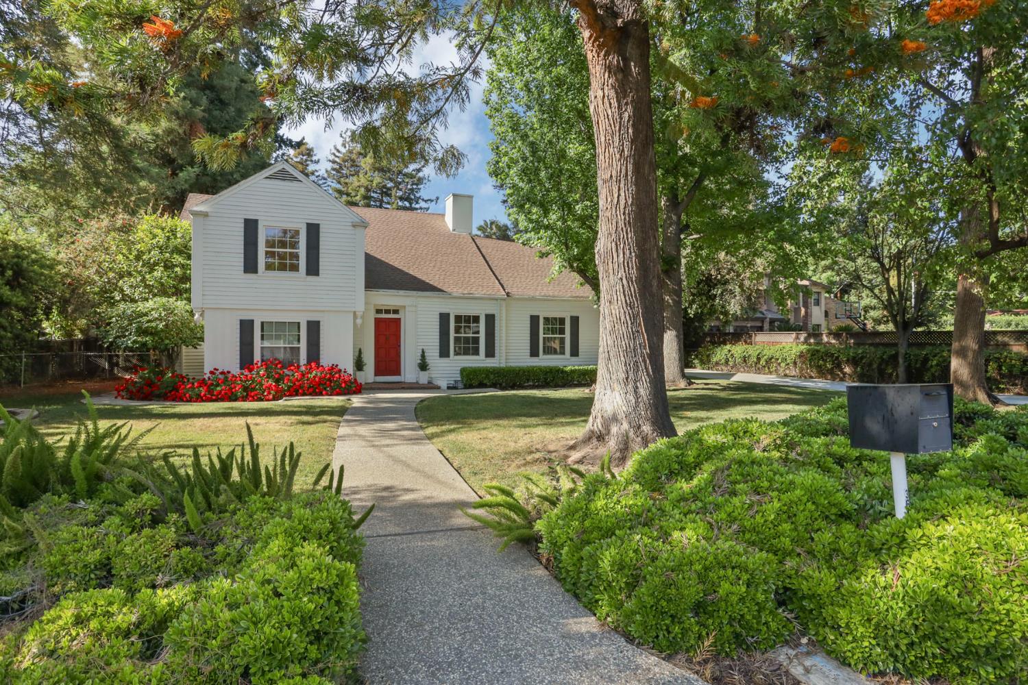 Detail Gallery Image 1 of 80 For 3651 Country Club Blvd, Stockton,  CA 95204 - 6 Beds | 3 Baths