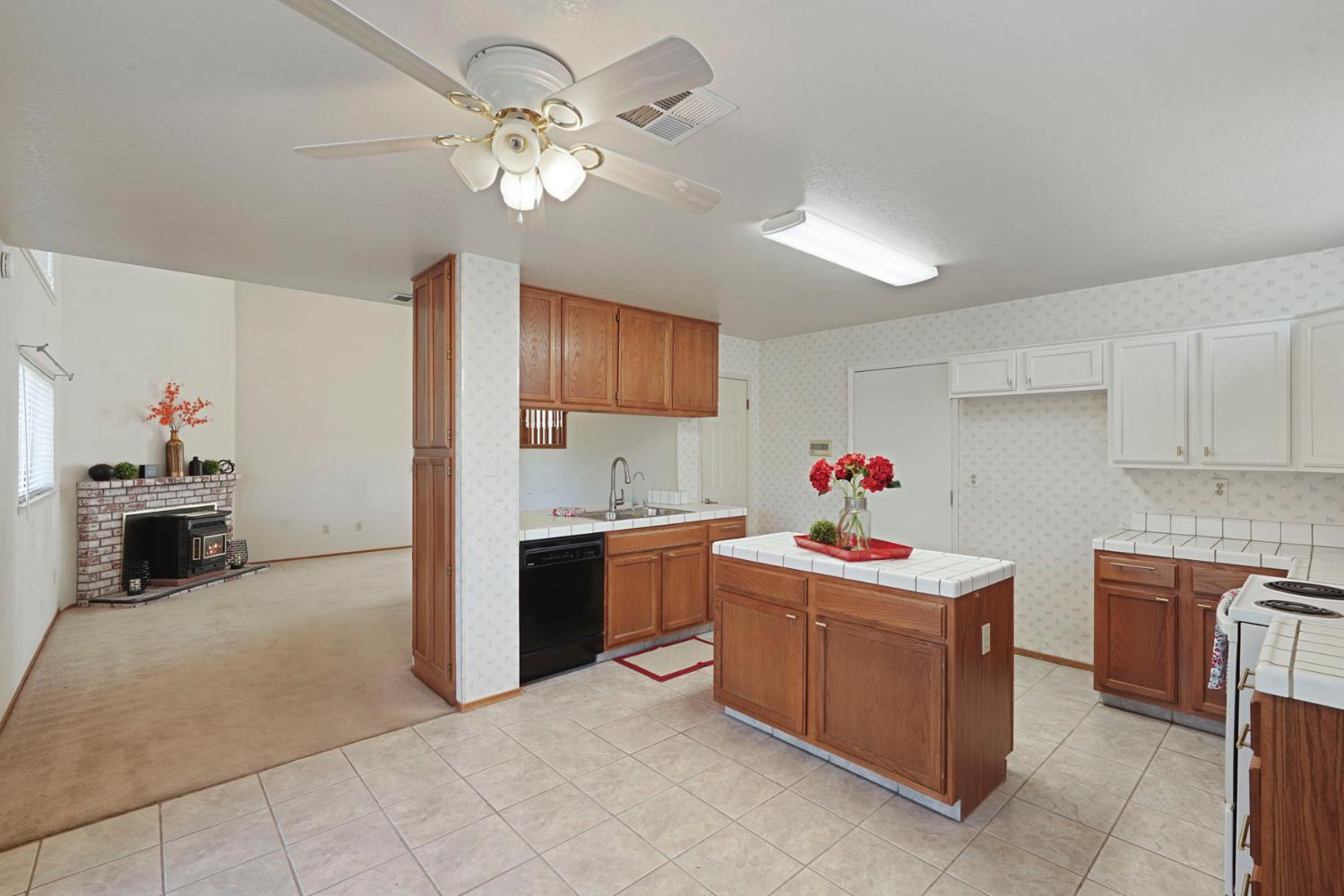 Detail Gallery Image 10 of 47 For 5329 Barbados Cir, Stockton,  CA 95210 - 3 Beds | 2/1 Baths