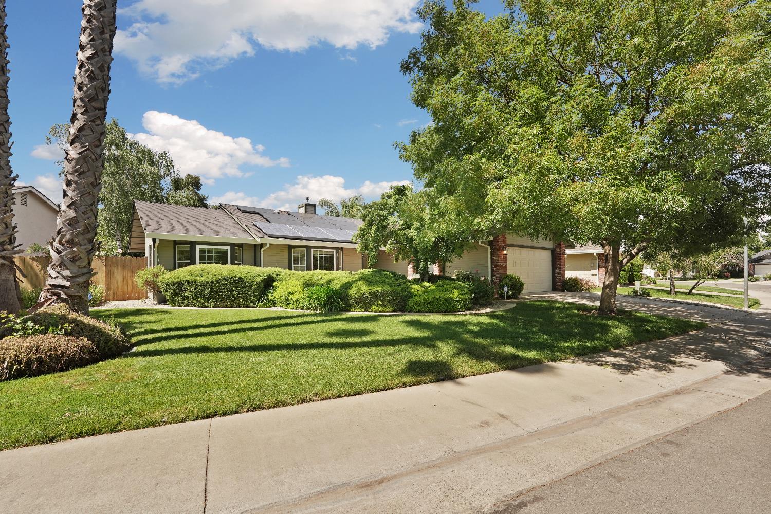 Detail Gallery Image 2 of 61 For 6001 Laguna Villa Way, Elk Grove,  CA 95758 - 3 Beds | 2 Baths