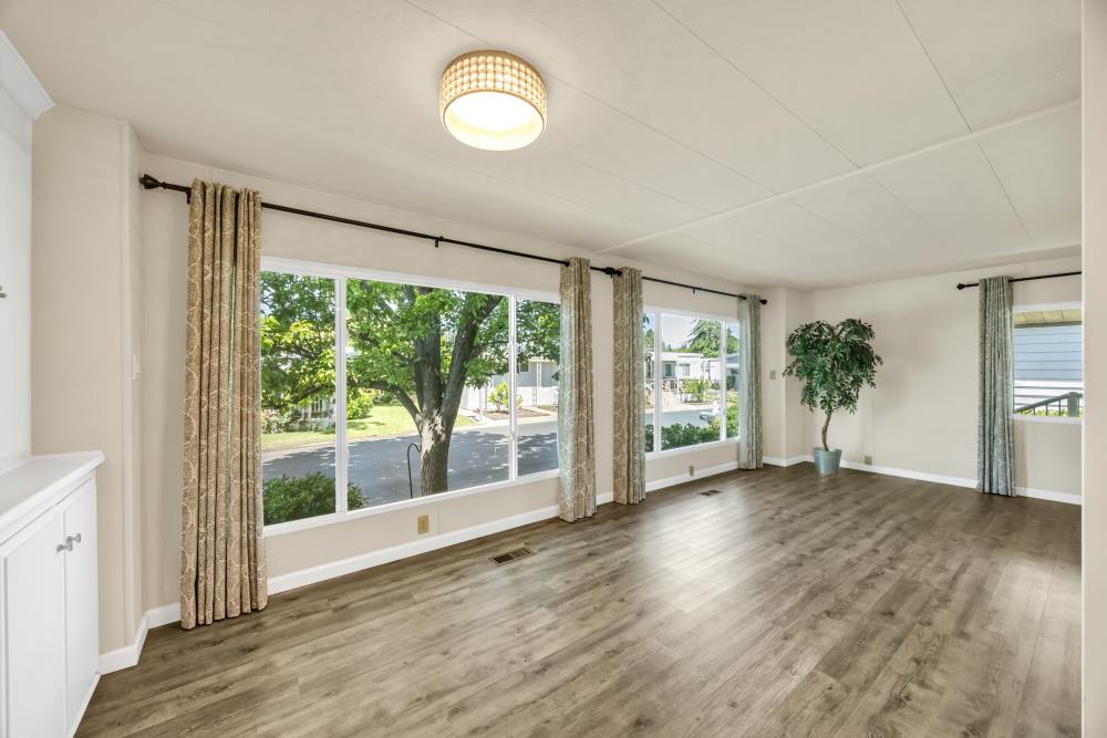 Detail Gallery Image 3 of 75 For 269 Leafwood Way, Folsom,  CA 95630 - 2 Beds | 2 Baths