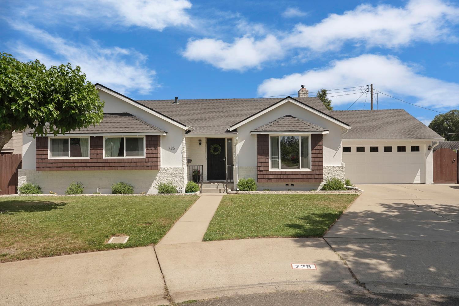 Detail Gallery Image 2 of 35 For 725 Maplewood Dr, Lodi,  CA 95242 - 3 Beds | 2 Baths
