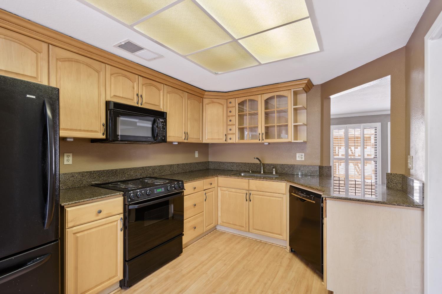 Detail Gallery Image 3 of 29 For 3028 Swallows Nest Dr, Sacramento,  CA 95833 - 2 Beds | 1/1 Baths