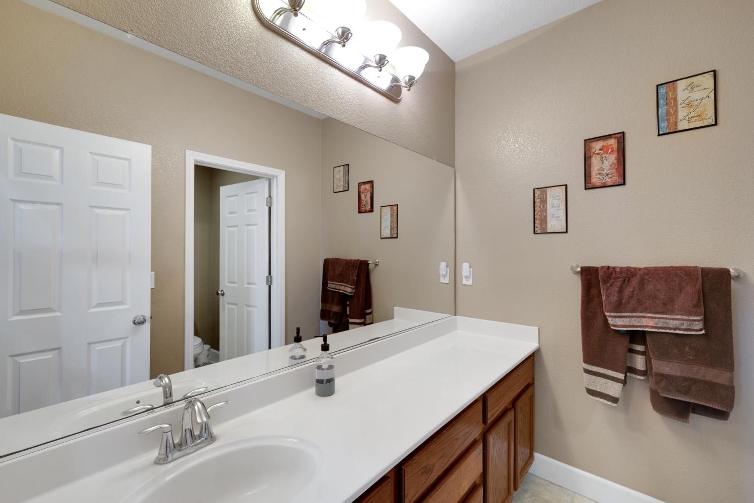 Detail Gallery Image 36 of 43 For 10424 Fossil Way, Elk Grove,  CA 95757 - 4 Beds | 3/1 Baths