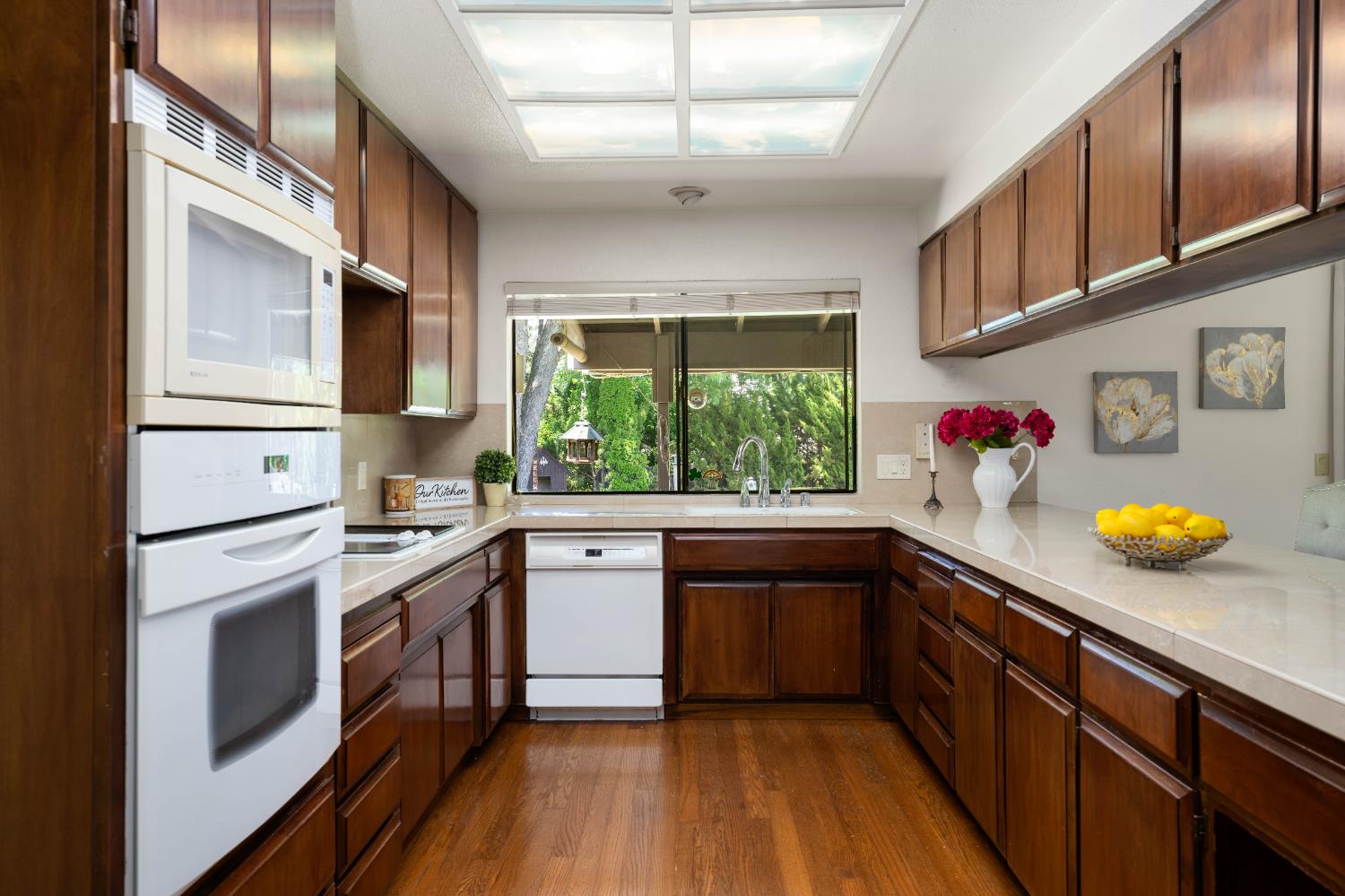 Detail Gallery Image 14 of 52 For 7831 Juarez Way, Fair Oaks,  CA 95628 - 3 Beds | 2/1 Baths