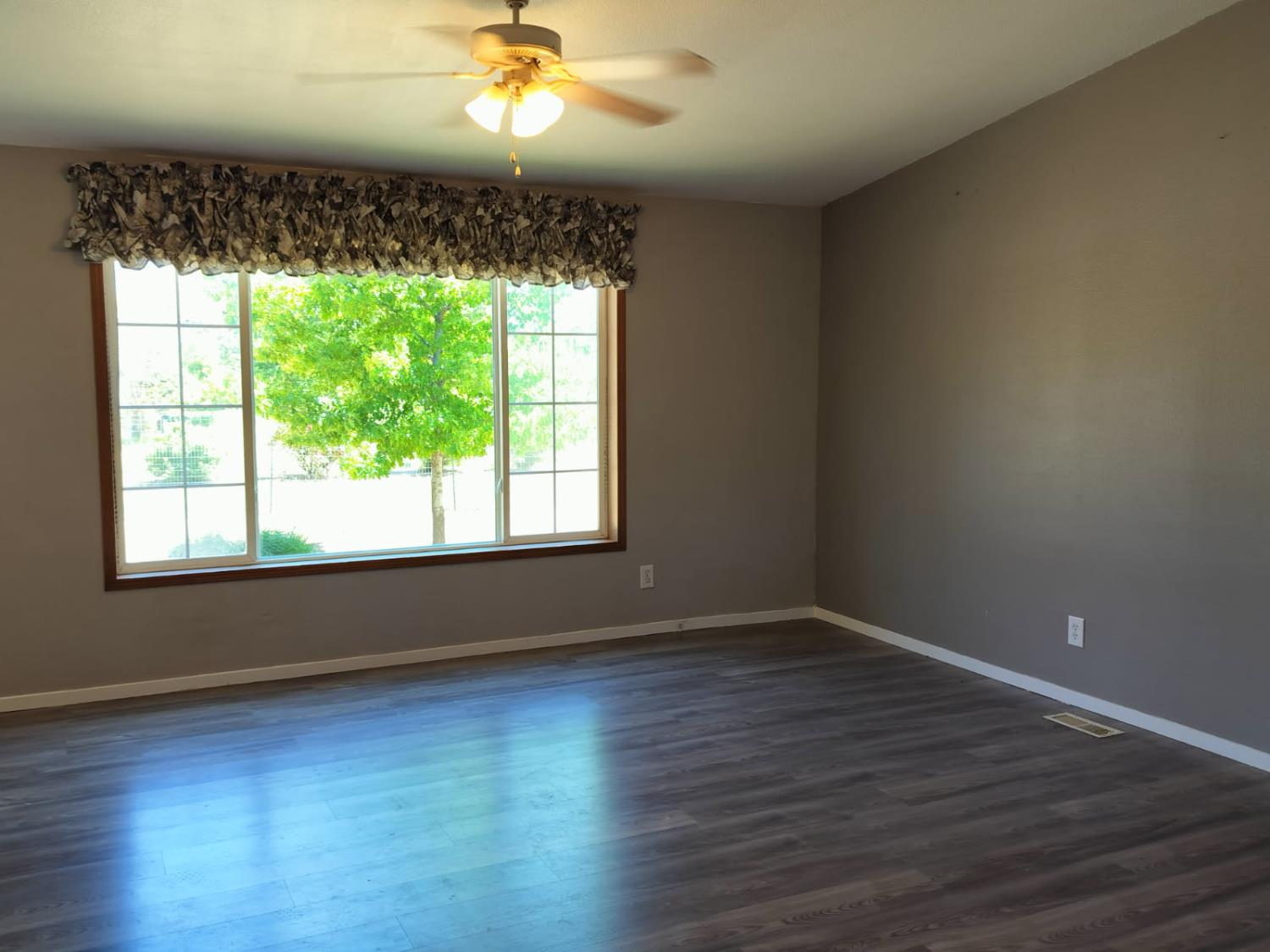 Detail Gallery Image 5 of 33 For 5731 State Highway 99w, Corning,  CA 96021 - 3 Beds | 2 Baths