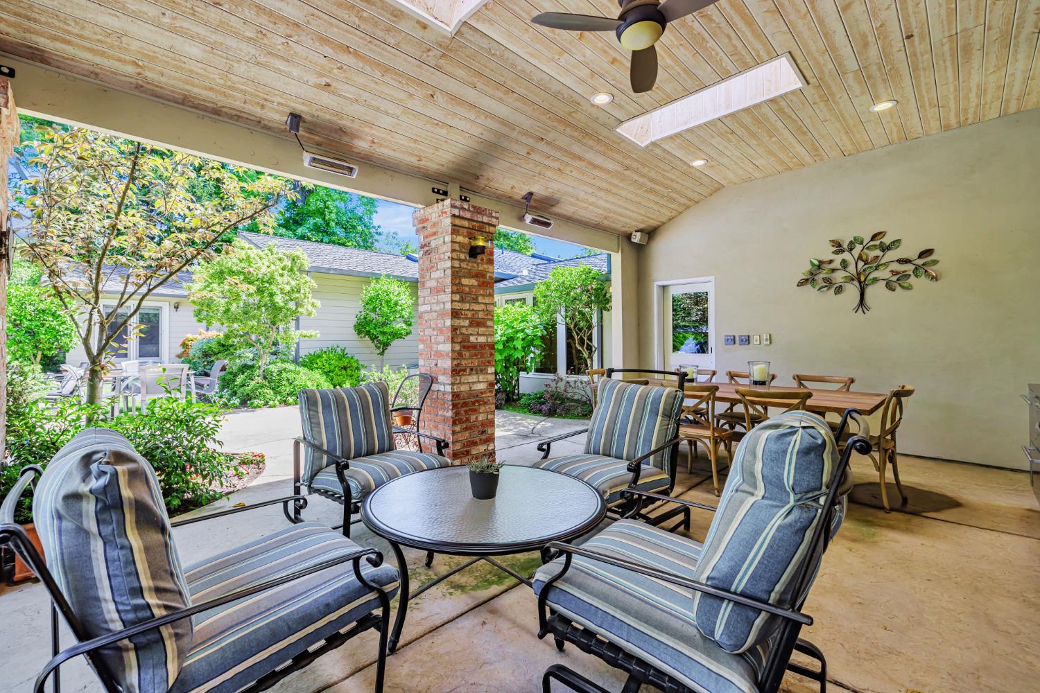Detail Gallery Image 6 of 37 For 1625 Gary Way, Carmichael,  CA 95608 - 3 Beds | 2/1 Baths