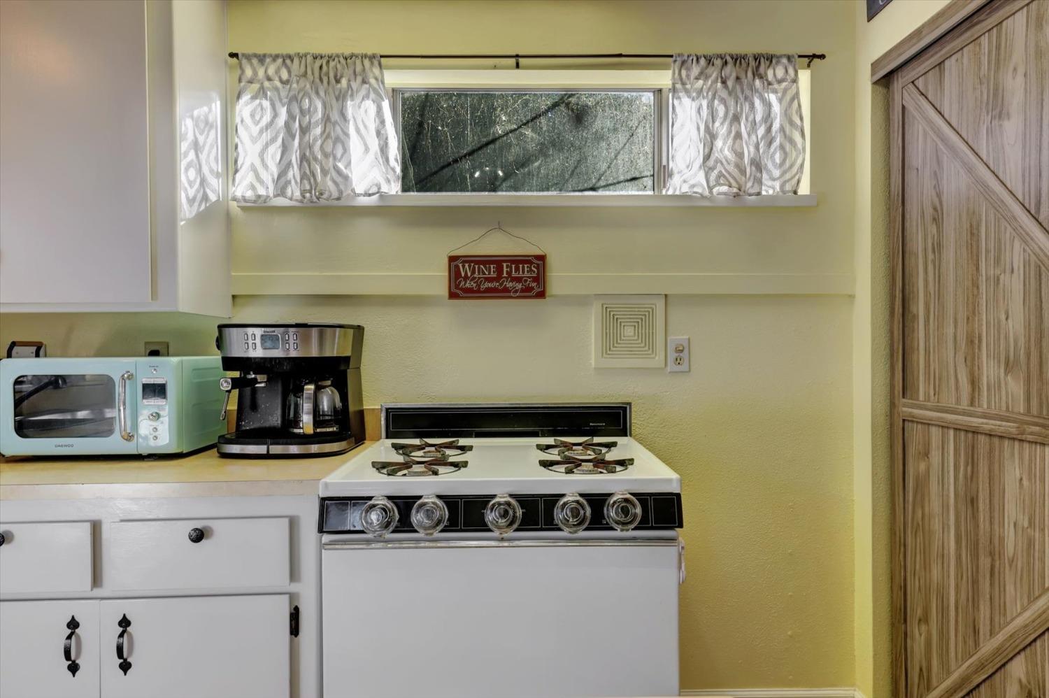 Detail Gallery Image 14 of 61 For 230 June Dr, Grass Valley,  CA 95945 - 2 Beds | 2 Baths