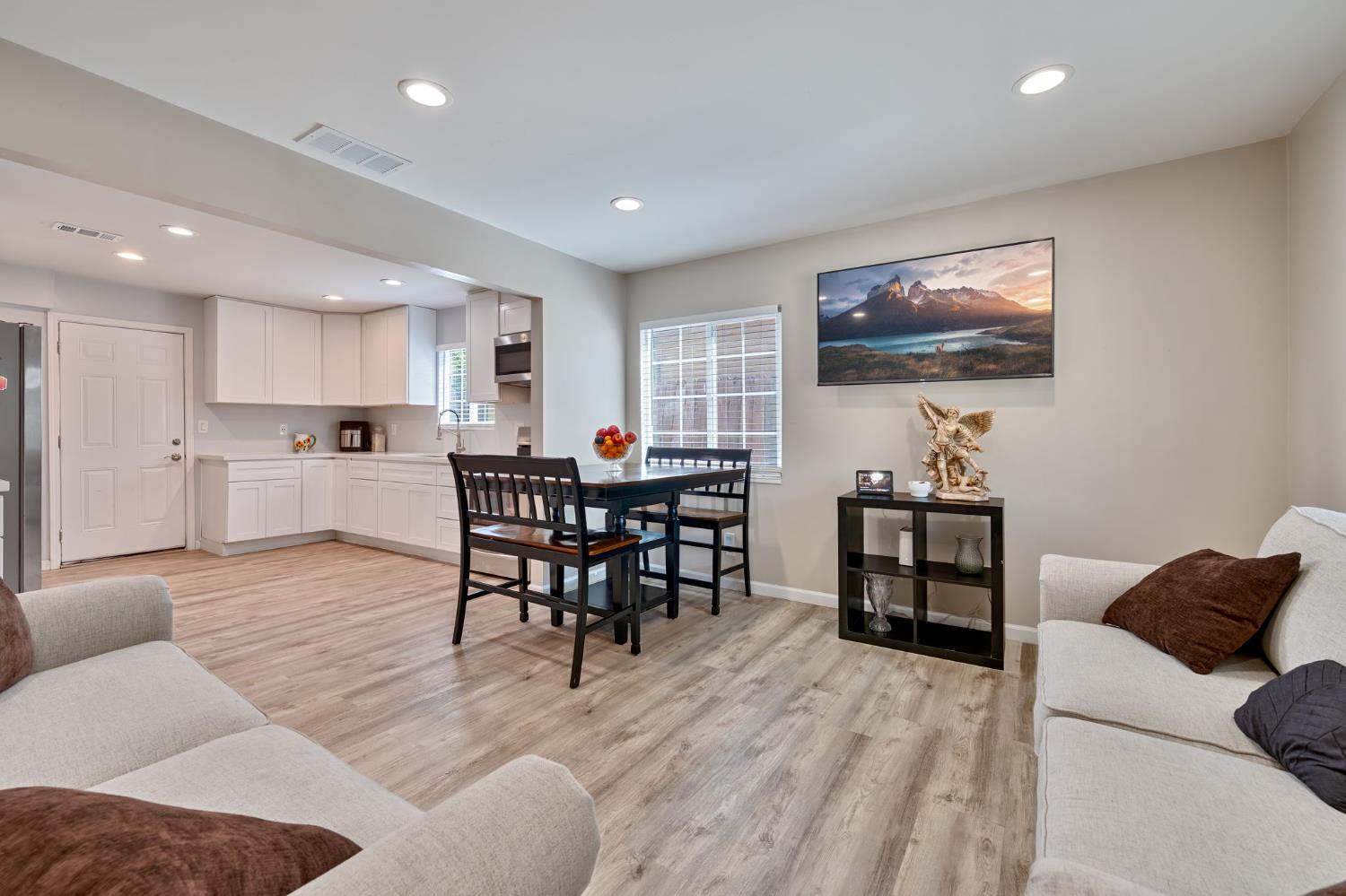 Detail Gallery Image 4 of 18 For 411 Potomac Ave, Sacramento,  CA 95833 - 3 Beds | 2 Baths