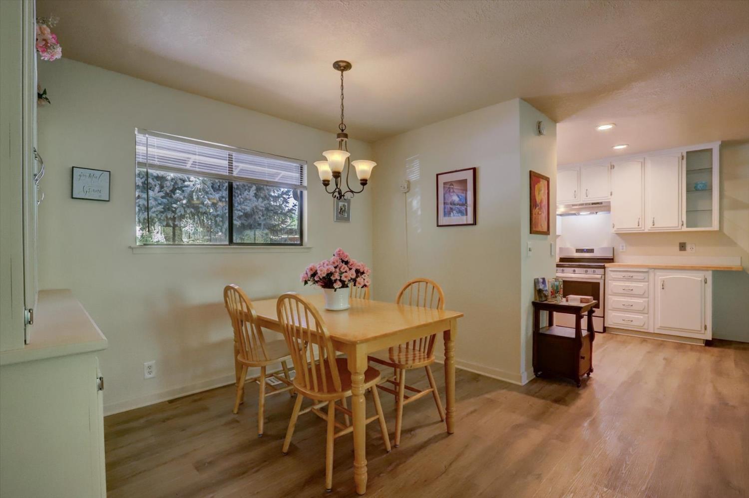 Detail Gallery Image 2 of 33 For 360 Rhode Island St, Grass Valley,  CA 95945 - 3 Beds | 2 Baths