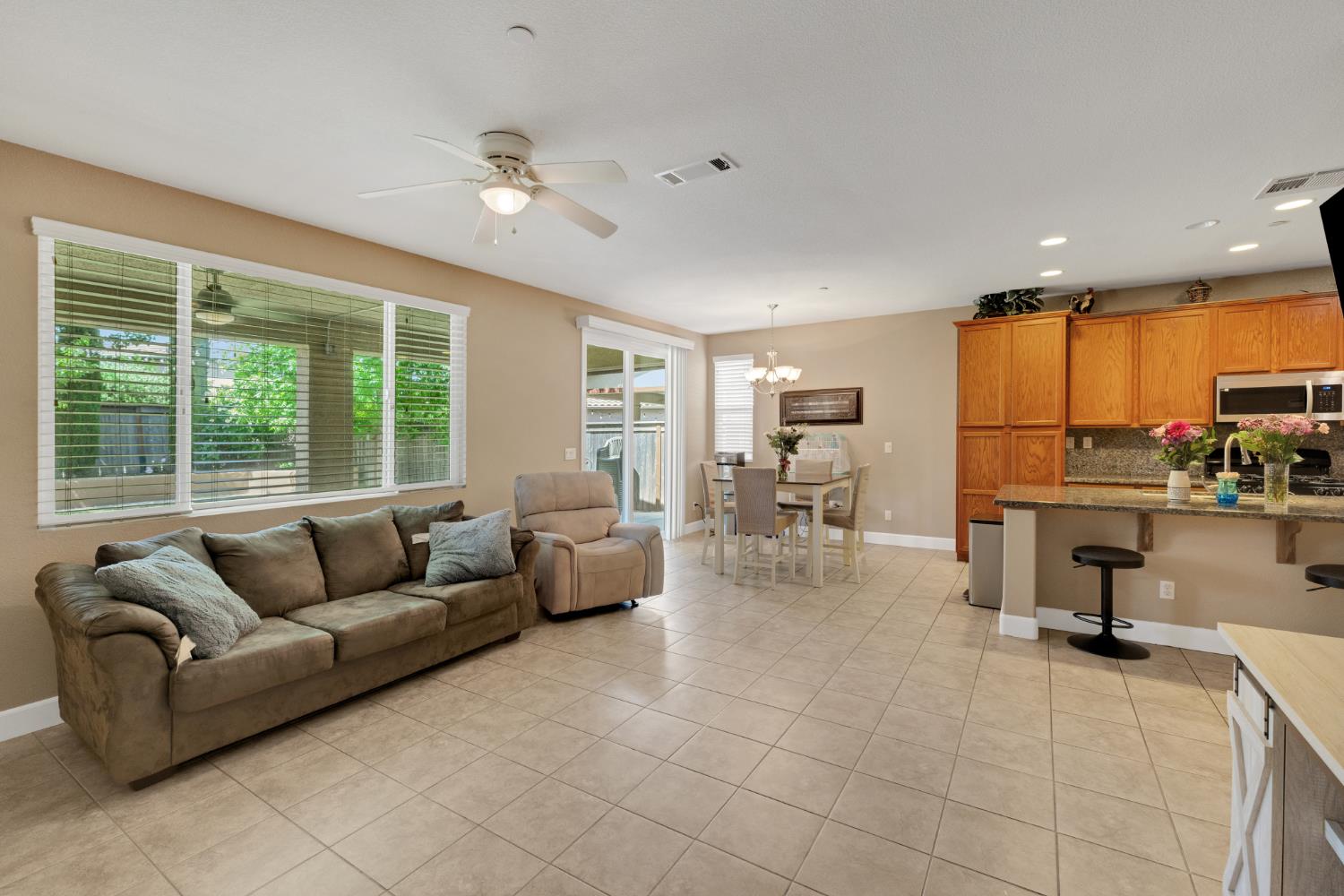 Detail Gallery Image 15 of 43 For 10424 Fossil Way, Elk Grove,  CA 95757 - 4 Beds | 3/1 Baths