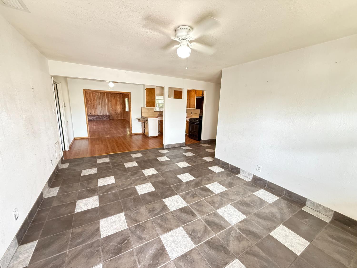 Detail Gallery Image 3 of 17 For 1318 Freeman St, Marysville,  CA 95901 - 3 Beds | 2 Baths