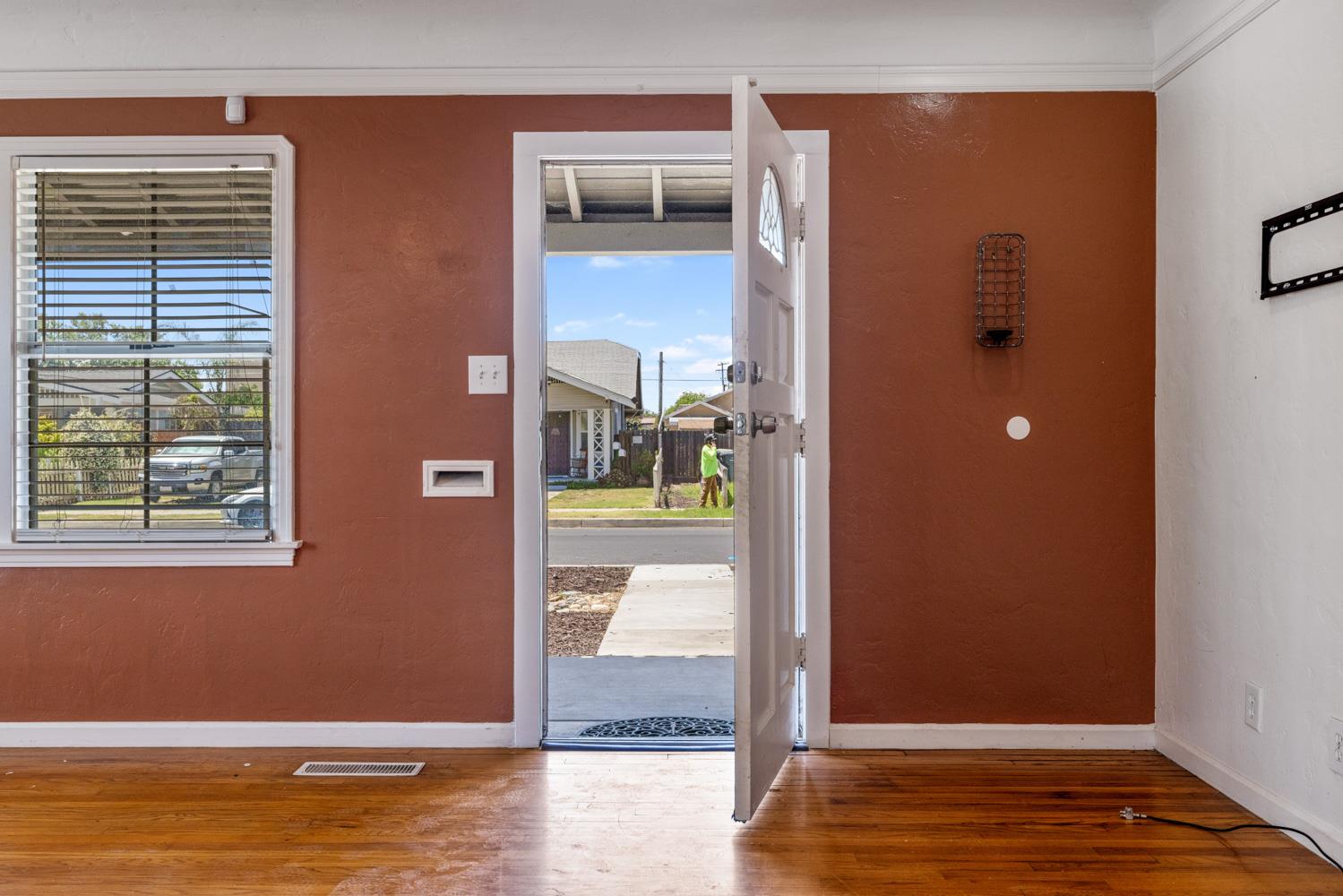 Detail Gallery Image 6 of 42 For 501 N Thor St, Turlock,  CA 95380 - 5 Beds | 2 Baths