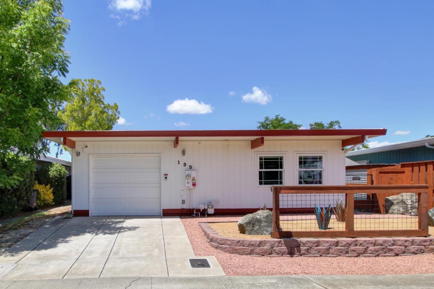 Detail Gallery Image 4 of 52 For 135 Luz Pl, Davis,  CA 95616 - 2 Beds | 2 Baths