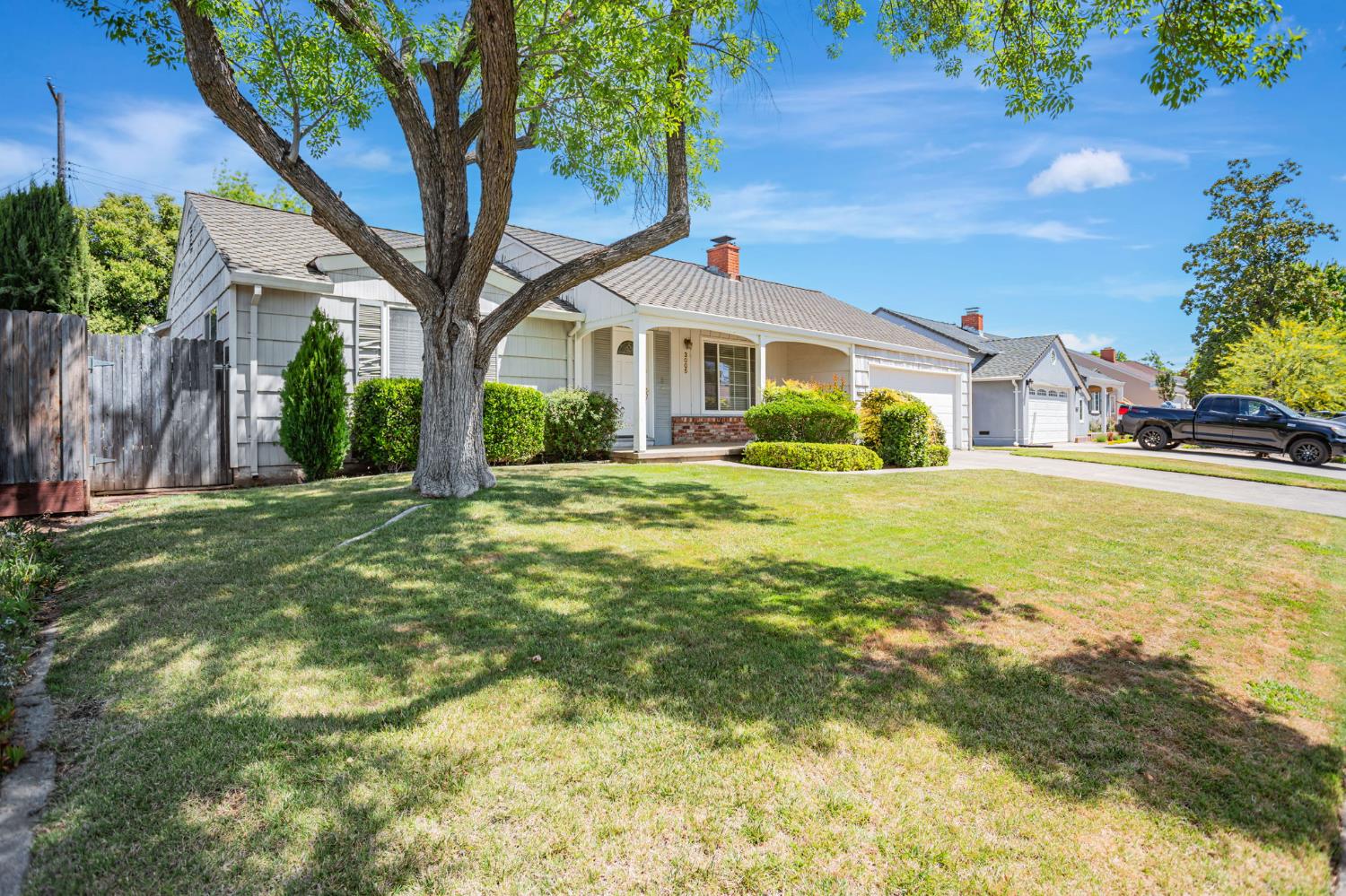 Detail Gallery Image 2 of 42 For 3005 La via Way, Sacramento,  CA 95825 - 4 Beds | 2 Baths