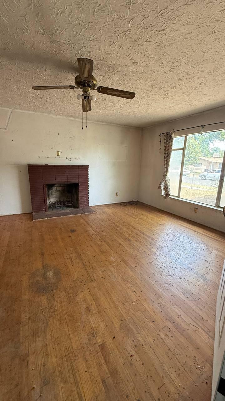 Detail Gallery Image 3 of 20 For 2452 S Holloway Ave, Fresno,  CA 93725 - 3 Beds | 1 Baths