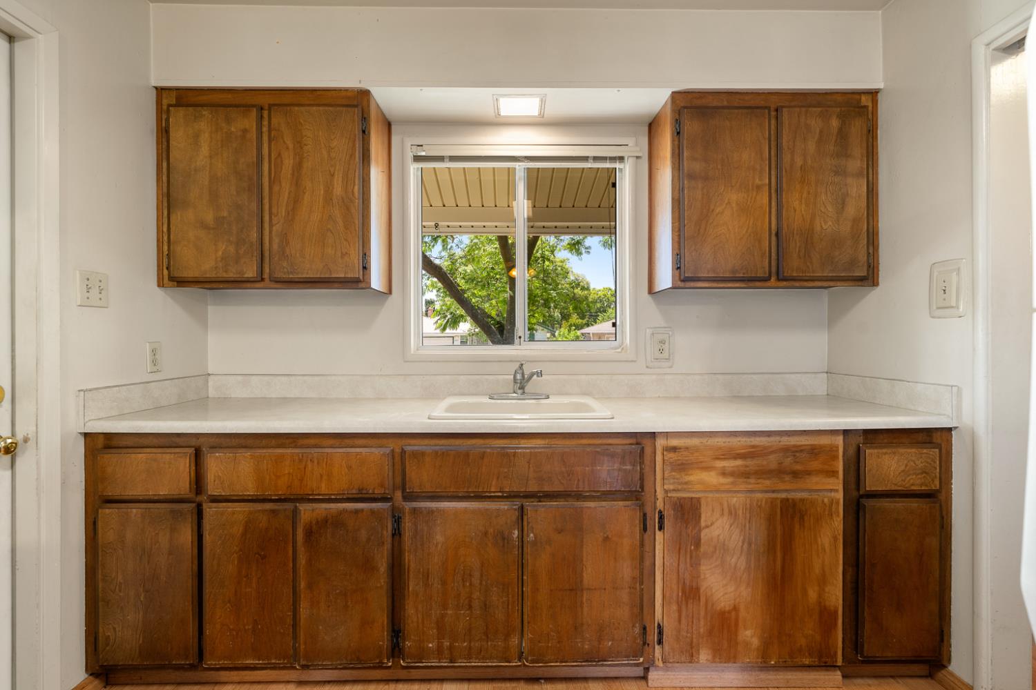 Detail Gallery Image 12 of 32 For 1812 Vesta Way, Sacramento,  CA 95864 - 3 Beds | 2 Baths
