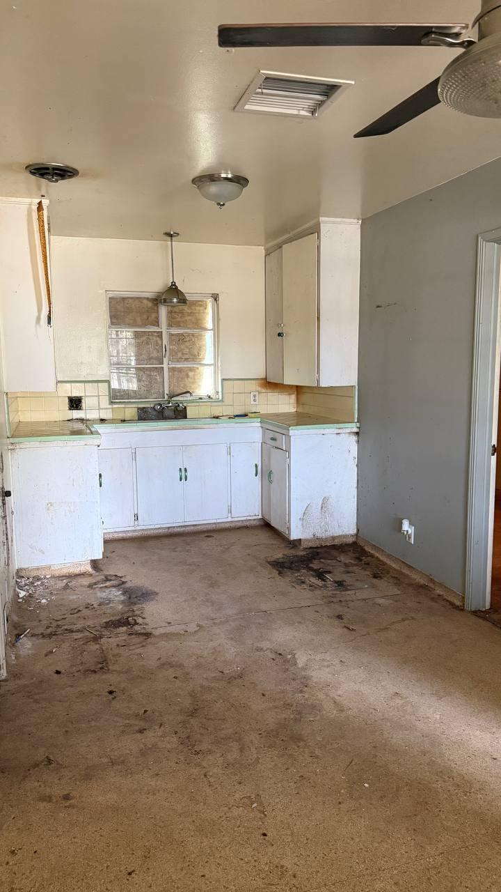 Detail Gallery Image 6 of 20 For 2452 S Holloway Ave, Fresno,  CA 93725 - 3 Beds | 1 Baths
