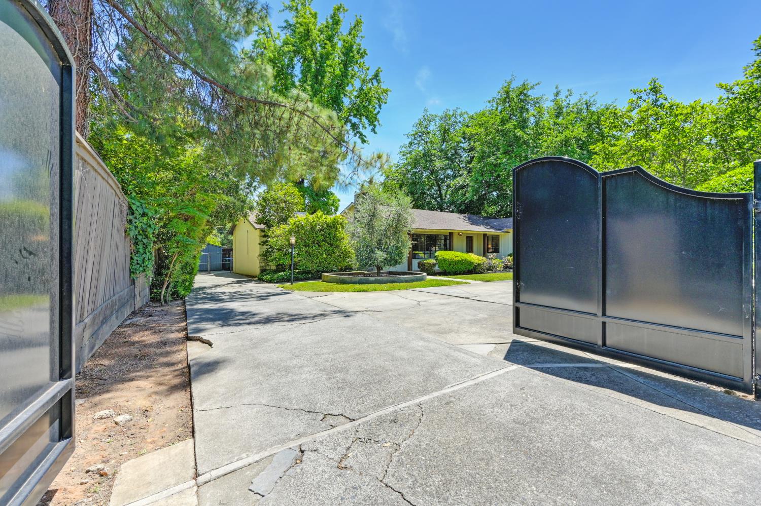 Detail Gallery Image 4 of 64 For 5428 Fair Oaks Blvd, Carmichael,  CA 95608 - 4 Beds | 2 Baths