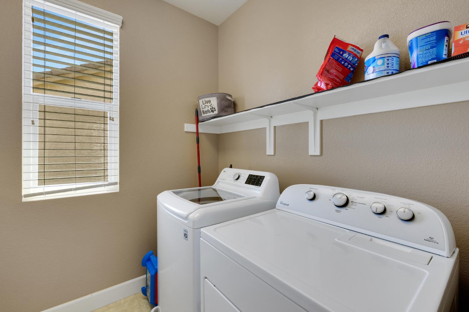 Detail Gallery Image 37 of 43 For 10424 Fossil Way, Elk Grove,  CA 95757 - 4 Beds | 3/1 Baths