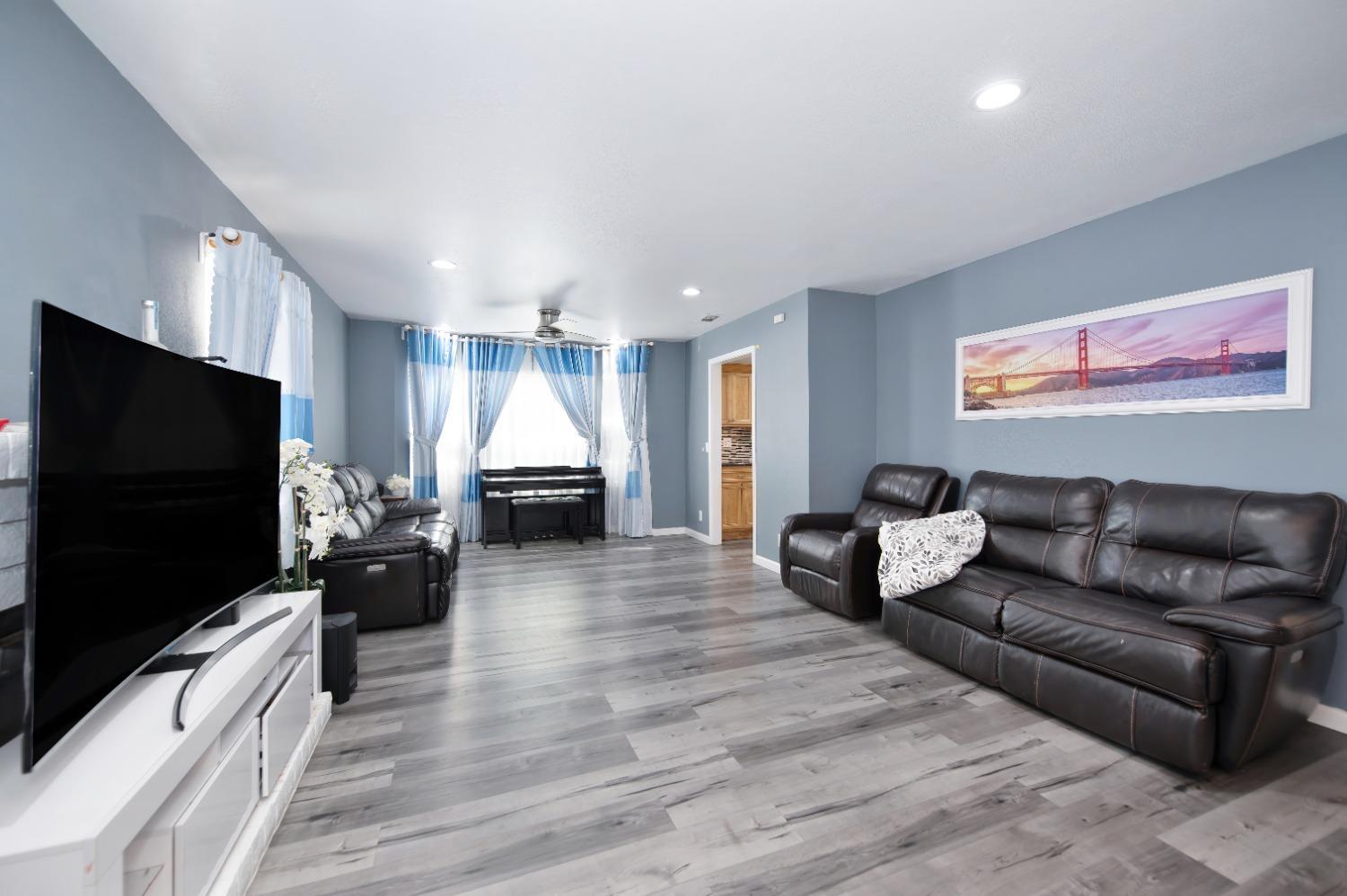 Detail Gallery Image 6 of 42 For 8924 La Margarita Way, Sacramento,  CA 95828 - 4 Beds | 2/1 Baths