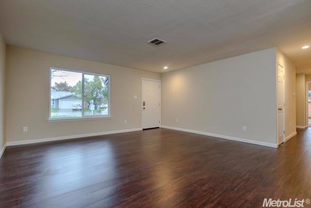 Detail Gallery Image 3 of 13 For 7522 Bowen Cir, Sacramento,  CA 95822 - 3 Beds | 2 Baths