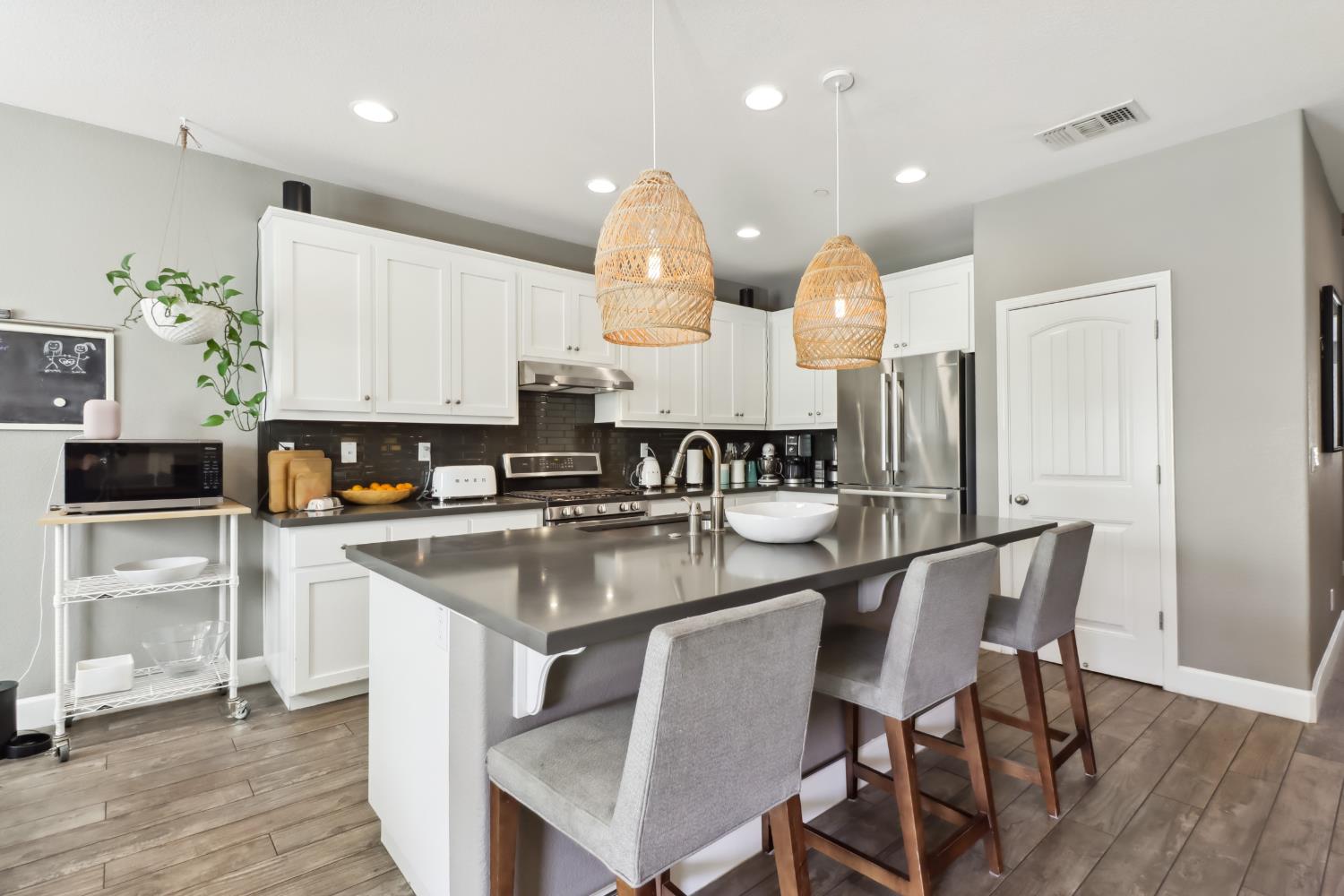 Detail Gallery Image 14 of 69 For 5604 Saratoga Cir, Rocklin,  CA 95765 - 4 Beds | 3/1 Baths