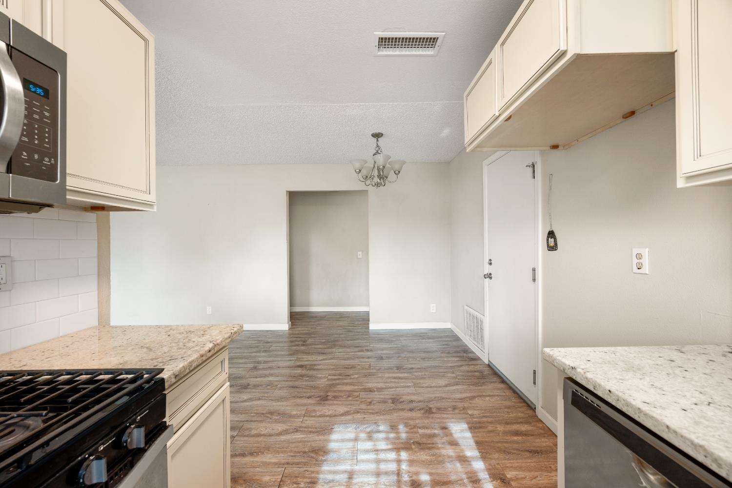 Detail Gallery Image 8 of 22 For 7893 Pedrick St, Sacramento,  CA 95823 - 3 Beds | 1 Baths