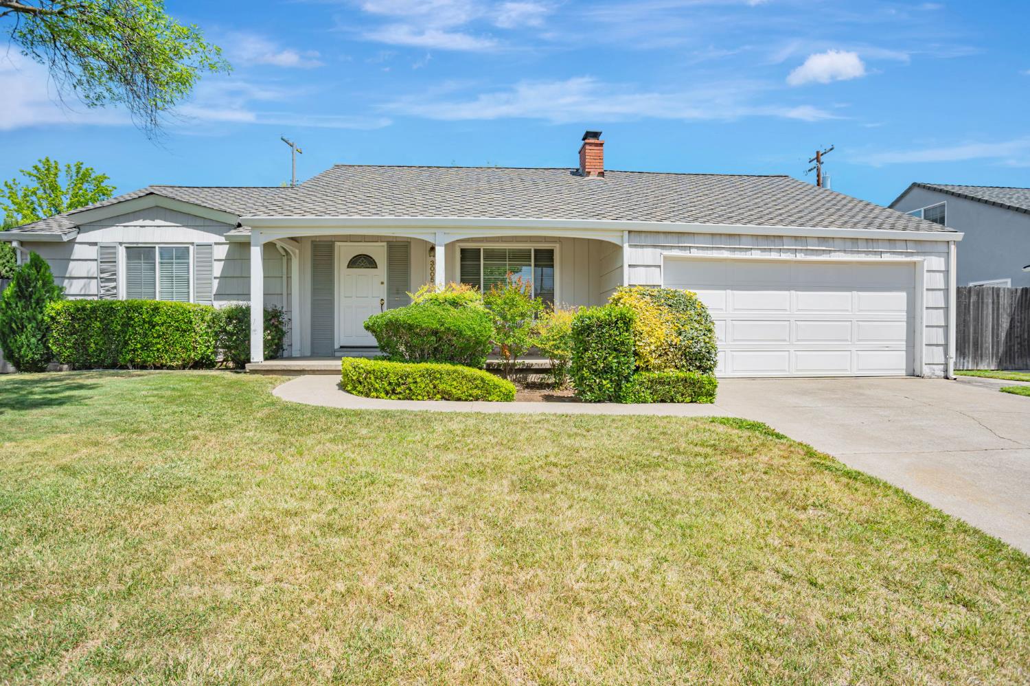 Detail Gallery Image 1 of 42 For 3005 La via Way, Sacramento,  CA 95825 - 4 Beds | 2 Baths