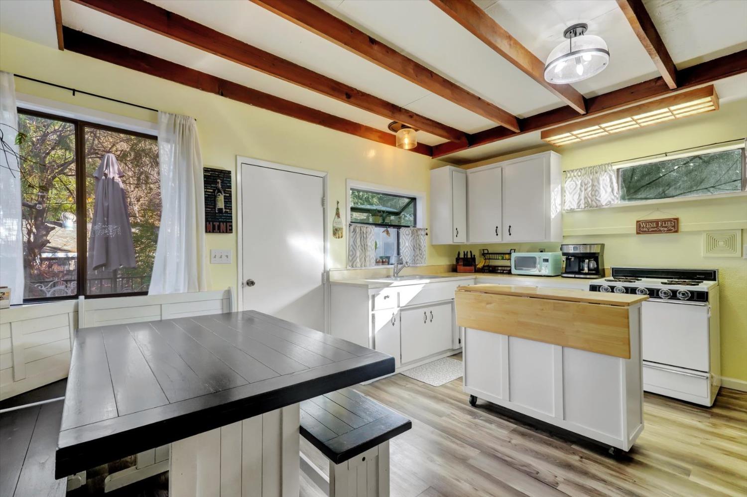 Detail Gallery Image 3 of 61 For 230 June Dr, Grass Valley,  CA 95945 - 2 Beds | 2 Baths