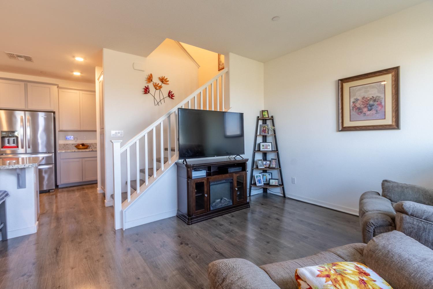 Detail Gallery Image 8 of 34 For 3862 Commerce Way, Sacramento,  CA 95834 - 3 Beds | 2/1 Baths