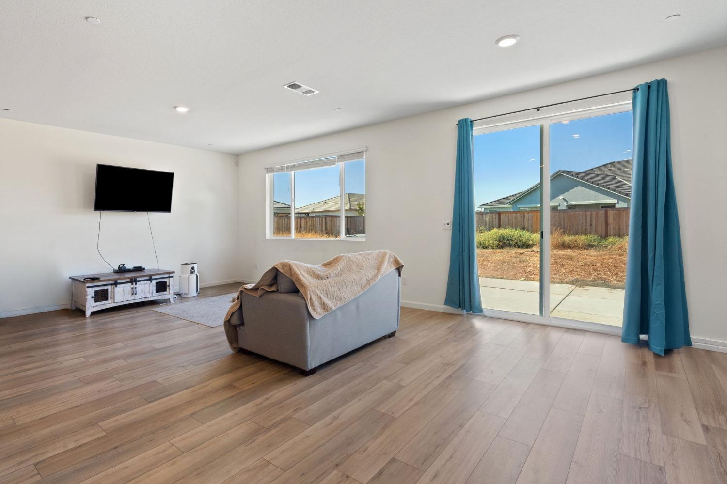 Detail Gallery Image 8 of 26 For 1822 Chelsea Ct, Plumas Lake,  CA 95961 - 3 Beds | 2 Baths